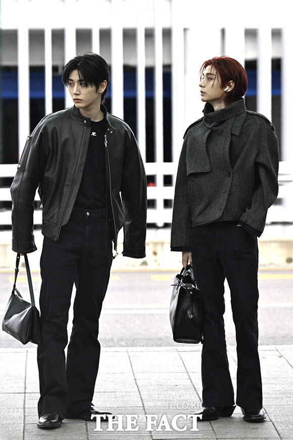 태산과 이한이 서로를 바라보고 있다.