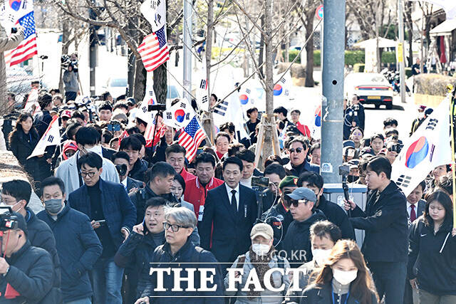 장동혁(가운데) 국민의힘 대표가 윤 어게인과 정치적 동반자 관계를 이어가면서 방향성에 우려가 나온다. 3일 오후 국회에서 사법독립 헌정수호를 위한 대국민 호소 국민대장정 규탄대회를 마친 뒤 청와대로 지지자들과 도보행진을 하는 장 대표. /남용희 기자
