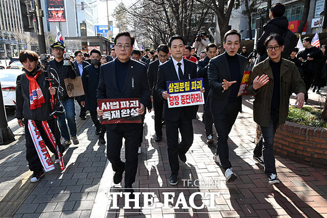 국민의힘 장외투쟁이 기대했던 효과를 거두기보다는 '악수'가 될 수 있다는 우려가 제기된다. 사진은 장동혁 대표와 송언석 원내대표 등 지도부가 마포역을 지나 청와대로 향하고 있는 모습. /남윤호 기자