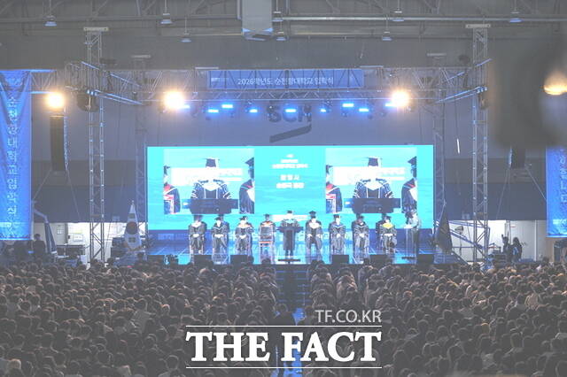 순천향대학교가 3일 교내 체육관에서 2026학년도 신입생 입학식을 열고, 2800여 명의 신입생들이 힘찬 출발을 알렸다. /순천향대학교