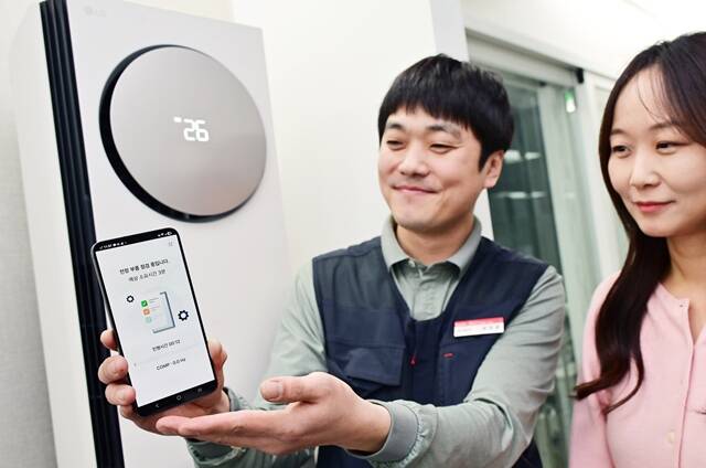 LG전자 엔지니어가 AI 기술을 활용해 에어컨을 점검하고 있다. /LG전자