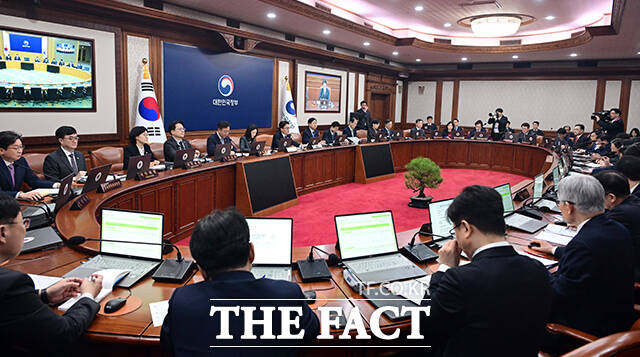 김민석 국무총리가 3일 오전 서울 종로구 정부서울청사에서 열린 국무회의에 참석해 모두발언을 하고 있다. /임영무 기자