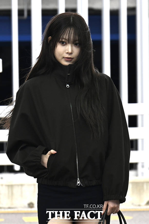 은채가 인사를 하고 있다.