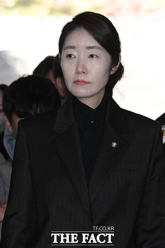 공천헌금 의혹을 받는 강선우 무소속 의원이 3일 오후 서울 서초구 서울중앙지법에서 열린 영장실질심사에 출석하고 있다. /김성렬 기자