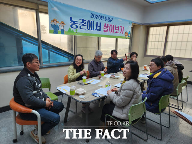 울릉군이 추진한 농촌에서 살아보기 1기 참가자들이 입소식 오리엔테이션에서 질문하고 있다. /울릉군