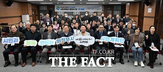 경기 의정부시의 도시기본계획 수립 용역과 병행해 계획 초기 단계부터 의견을 개진하게 될 '시민계획단'이 최근 위촉식에서 김동근 시장(앞줄 가운데)과 기념 촬영을 하고 있다. /의정부시