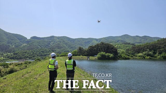 한국농어촌공사가 드론을 이용해 해빙기 취약 저수지 안전점검을 실시하고 있다. /한국농어촌공사