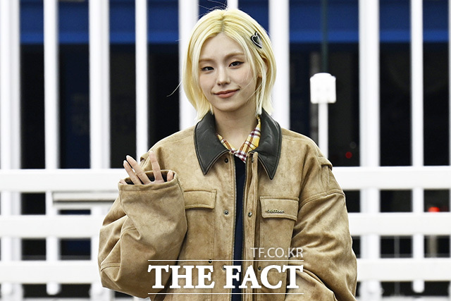 예지가 인사를 하고 있다.