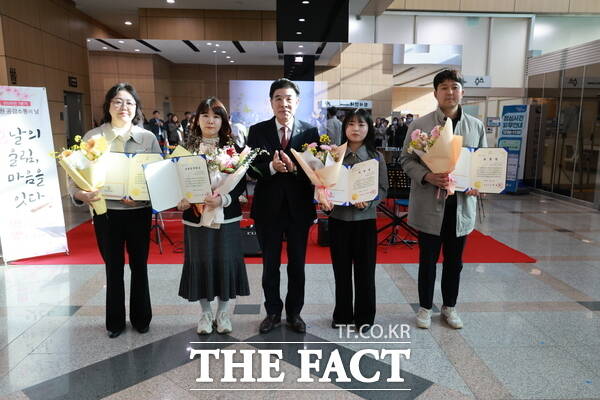 계룡시가 3일 시청 1층 로비에서 2026년 1분기 '직원공감 소통의 날' 행사를 개최한 가운데 이응우 계룡시장(사진 가운데)이 시정 발전에 기여한 모범·우수·친절 직원에게 표창장을 수여한 뒤 기념 촬영을 하고 있다. /계룡시