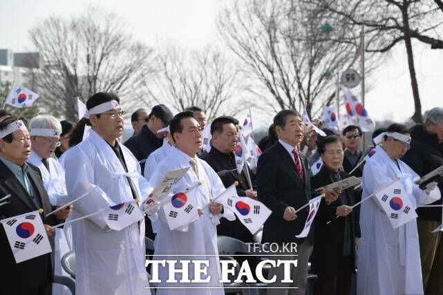 백선현 논산시장(왼쪽 3번째)고 조용훈 논산시의회 의장(왼쪽 2번째)을 비롯한 기관장, 시민 등이 지난 1일 논산시 강경읍에서 3·1 독립만세운동을 재현하고 있다. /논산시