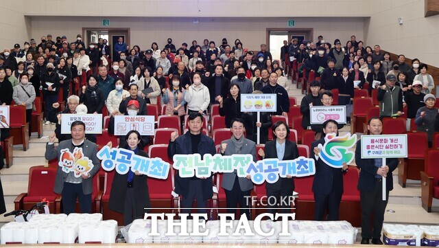 구례군이 일반음식점 영업주를 대상으로위생·친절 교육을 실시하고 있다. /구례군