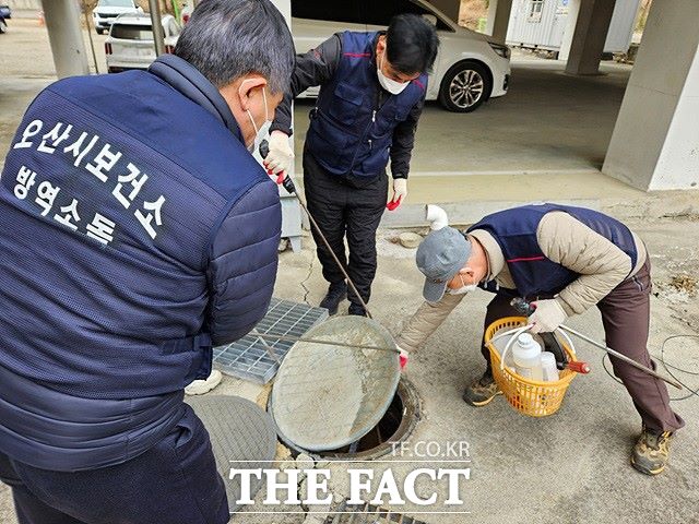 해빙기 위생해충 선제 방역을 위한 유충구제 활동 강화. /오산시보건소