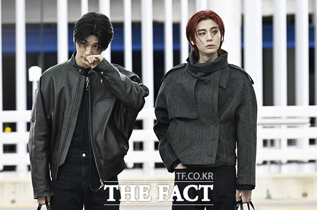 태산과 이한이 서로를 바라보고 있다.