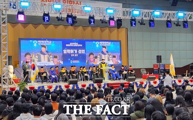 3일 배재대 스포렉스홀서 열린 '2026학년도 신입생 입학식'에서 김욱 배재대 총장이 입학 허가 선언을 진행하고 있다. /배재대