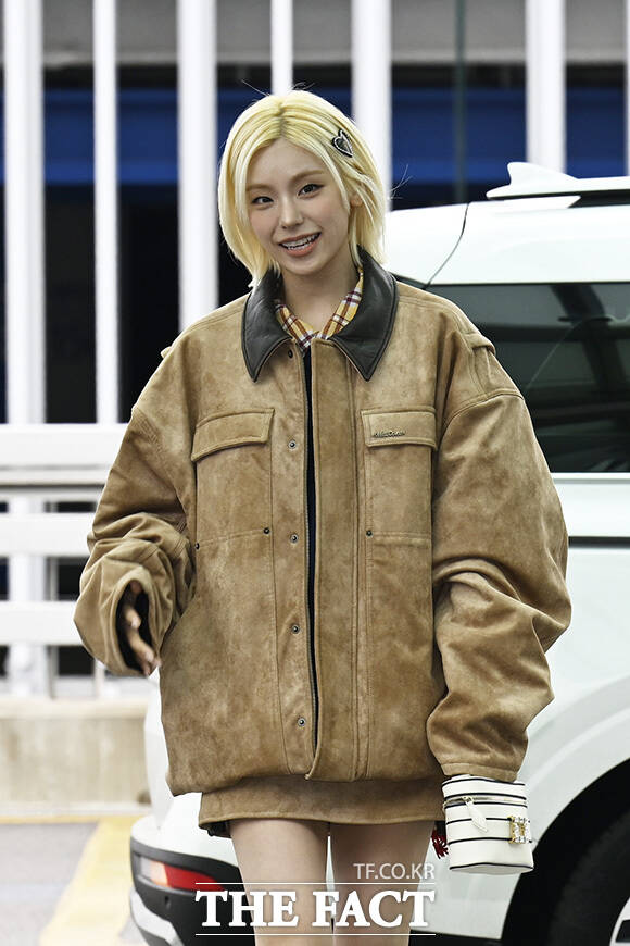 예지가 인사를 하고 있다.