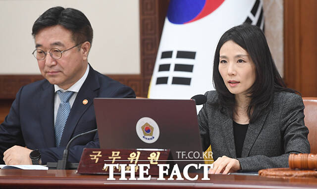 김진아 외교부 제2차관(오른쪽)이 국무회의에 참석해 발언을 하고 있다.