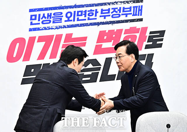 송언석 국민의힘 원내대표(왼쪽 세번째)가 3일 오전 서울 여의도 국회에서 열린 원내대책회의에 참석해 모두발언을 하고 있다. /국회=배정한 기자