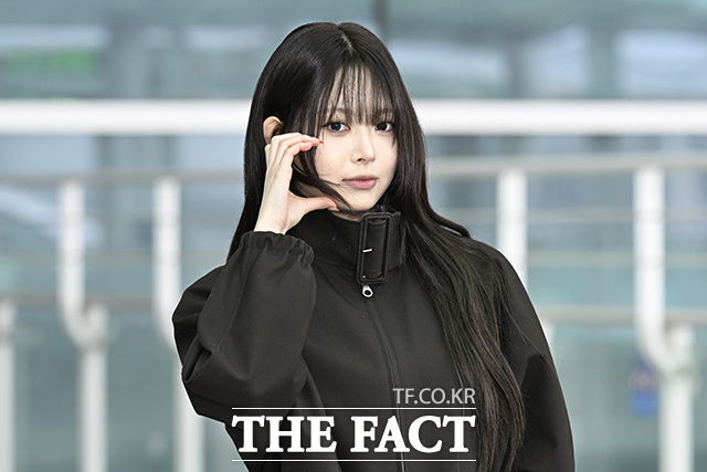 그룹 르세라핌의 은채가 3일 오전 해외 일정 참석을 위해 인천국제공항에서 프랑스 파리로 출국 중 포즈를 취하고 있다. /인천국제공항=송호영 기자