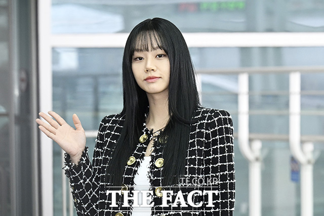 혜리가 인사를 하고 있다.