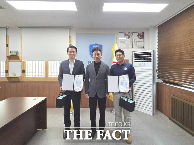 천안세관이 3일 '제60회 납세자의 날'을 맞아 모범납세자와 세정협조자 표창 수상자들과 기념 촬영을 하고 있다. /천안세관