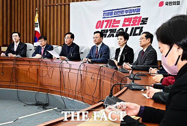 송언석 국민의힘 원내대표(왼쪽 세번째)가 3일 오전 서울 여의도 국회에서 열린 원내대책회의에 참석해 모두발언을 하고 있다. /국회=배정한 기자