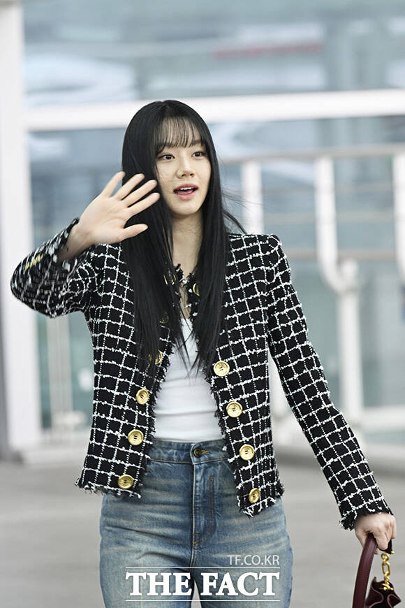 혜리가 인사를 하고 있다.