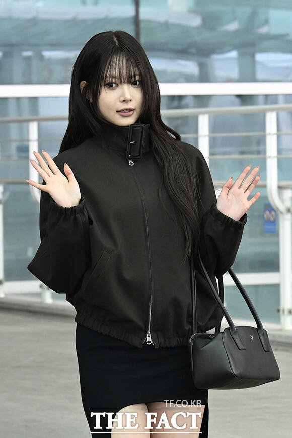 은채가 인사를 하고 있다.