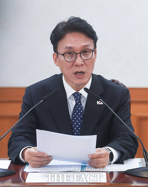 김민석 국무총리가 3일 오후 서울 종로구 정부서울청사에서 열린 중동 상황점검 관계 긴급 관계부처회의에서 모두발언을 하고 있다. /박상민 기자