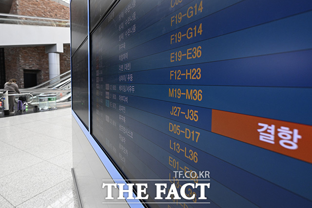 미국과 이스라엘의 공습으로 이란 최고지도자 알리 하메네이가 사망하는 등 중동 지역의 긴장이 고조되는 가운데 3일 오후 인천국제공항 전광판에 아랍에미리트(UAE) 아부다비행 항공편 결항 안내가 표시되고 있다. /인천국제공항=송호영 기자