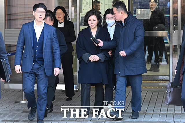 공천을 대가로 금품을 넘긴 혐의를 받는 김경 전 서울시의원이 3일 서울중앙지법에서 영장실질심사를 받은 뒤 법원을 나오고 있다. /김성렬 기자