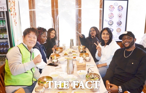 2월 28일 호국보훈기념사업회 국제협력단이 대전사랑시민협의회와 함께 마련한 6·25참전국 다문화 유학생과 가족 세상 나들이 행사 참가자들이 비빔밥으로 한국의 전통음식을 체험하고 있다. /호국보훈기념사업회