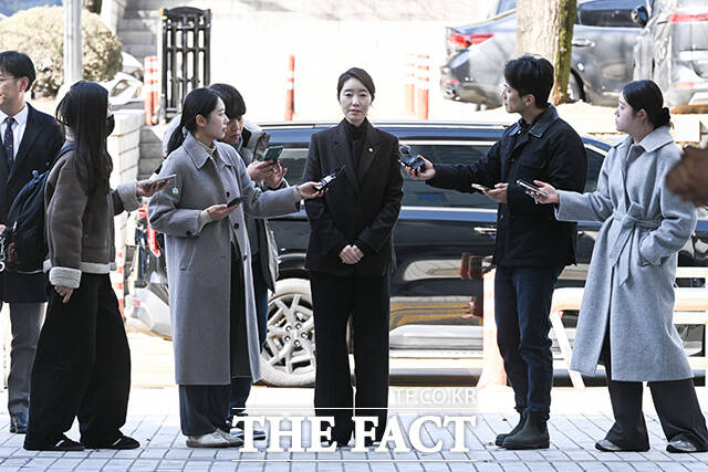 공천헌금 의혹을 받는 강선우 무소속 의원이 3일 오후 서울 서초구 서울중앙지법에서 열린 영장실질심사에 출석하고 있다. /김성렬 기자