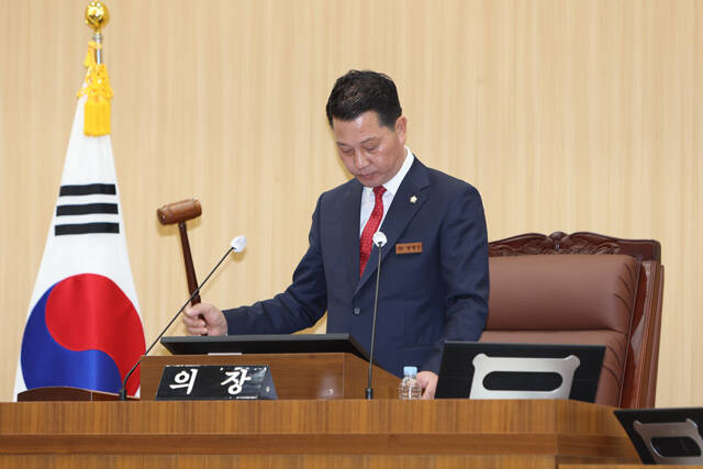 강영구 예천군의회 의장이 임시회 개회를 선언하고 있다. /예천군의회