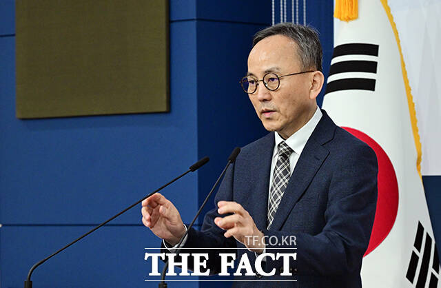 박일 외교부 대변인이 3일 오후 서울 종로구 외교부 청사에서 중동 사태와 관련해 교민 귀국 대책에 대해 브리핑을 하고 있다. /임영무 기자