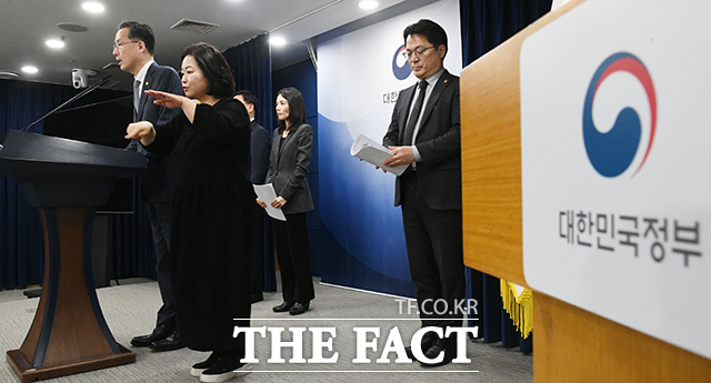 이형일 재정경제부 제1차관이 3일 오후 서울 종로구 정부서울청사에서 중동 상황점검 관련 긴급 관계부처 회의 결과를 브리핑 하고 있다. /박상민 기자