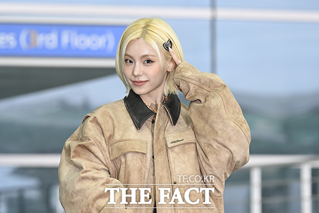 그룹 있지의 예지가 3일 오전 해외 일정 참석을 위해 인천국제공항에서 프랑스 파리로 출국 중 포즈를 취하고 있다. /인천국제공항=송호영 기자
