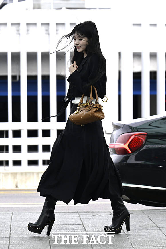 안나가 출국 중 인사를 하고 있다.