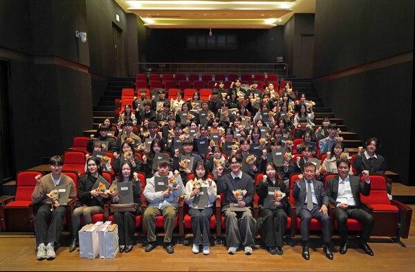 세아해암학술장학재단이 서울 마포구 세아타워에서 제34기 미래 과학기술 인재 장학증서 수여식을 개최했다. 사진 맨 앞줄 오른쪽에서 첫번재는 이태성 세아홀딩스 사장, 두번째는 이순형 이사장. /세아그룹