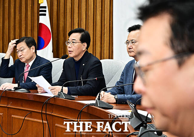 송언석 국민의힘 원내대표(왼쪽 세번째)가 3일 오전 서울 여의도 국회에서 열린 원내대책회의에 참석해 모두발언을 하고 있다. /국회=배정한 기자