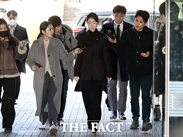 강선우 무소속 의원이 3일 서울 서초구 서울중앙지방법원에서 열린 구속 전 피의자 심문(영장실질심사)에 출석해 고개 숙여 사과하고 있다.