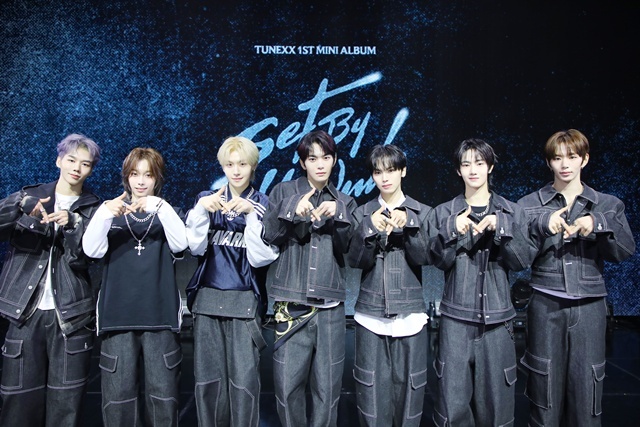 그룹 튜넥스의 멤버 제온 타이라 시환 동규 인후 아틱 성준(왼쪽부터)이 3일 오후 2시 서울 광진구 예스24라이브홀에서 진행된 첫 번째 미니앨범 'SET BY US ONLY(셋 바이 어스 온리)' 발매 기념 쇼케이스에 참석해 다양한 이야기를 나눴다. /IST엔터테인먼트