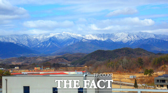 3일 오전 영주시 소백산 정상에 화려한 상고대가 피어올라 또다른 풍경을 연출하고 있다. /김성권 기자