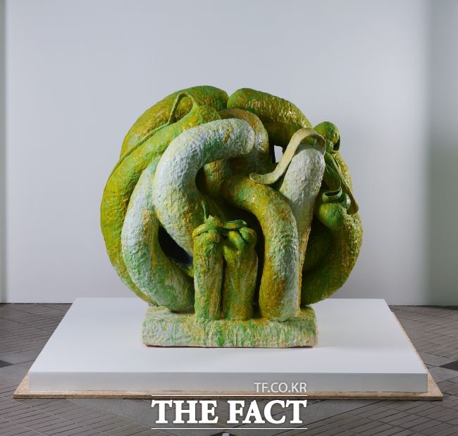 2024경기도자비엔날레 국제공모전 대상작 위 매트 웨델(미국)의 '결실(結實)의 풍경' /한국도자재단