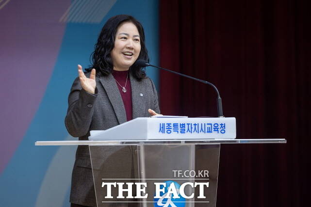 구연희 세종시교유감 권한대행이 3일 오전 청사 대강당에서 본청 및 직속기관 직원을 대상으로 '3월 소통·공감의 날'을 통해 훈화하고 있다. /세종시교육청