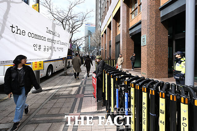 미국·이스라엘의 이란 공습에 따라 중동 정세가 악화되고 있는 3일 오후 서울 종로구 주한이스라엘대사관 일대에 긴장감이 감돌고 있다. /서예원 기자