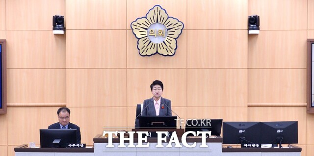 백인숙 여수시의회 의장이 지난해 정례회 개회식에서 개회사를 하고 있다. /여수시의회