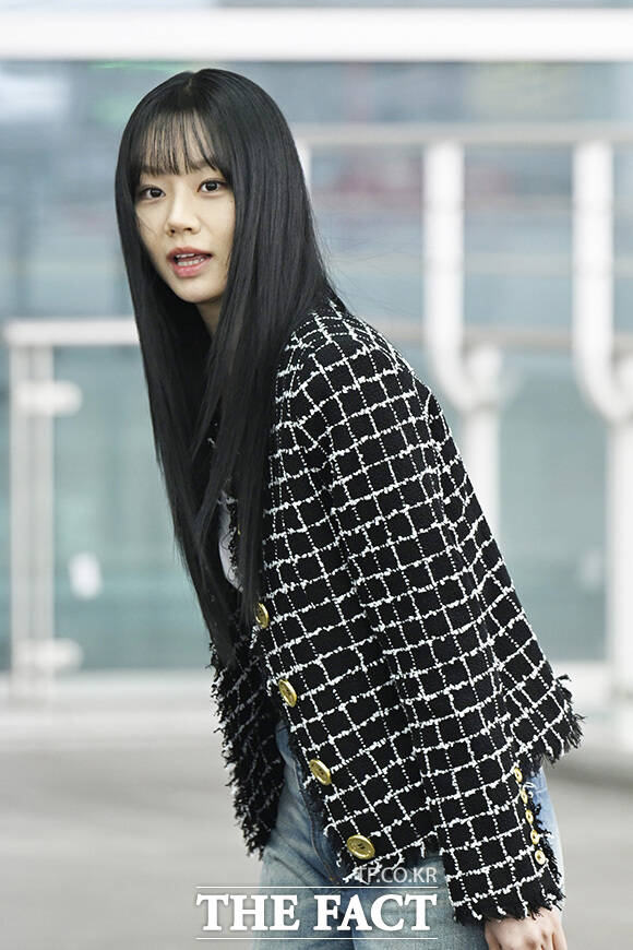 혜리가 인사를 하고 있다.