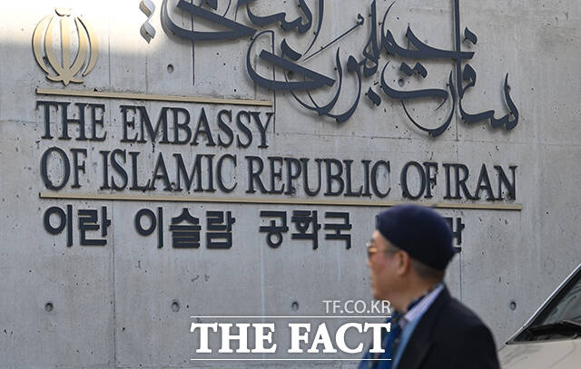 미국·이스라엘의 이란 공습에 따른 중동 정세가 악화되고 있는 가운데 3일 오후 서울 용산구 주한 이란이슬람공화국 대사관에 조기가 게양돼 있다. /박헌우 기자