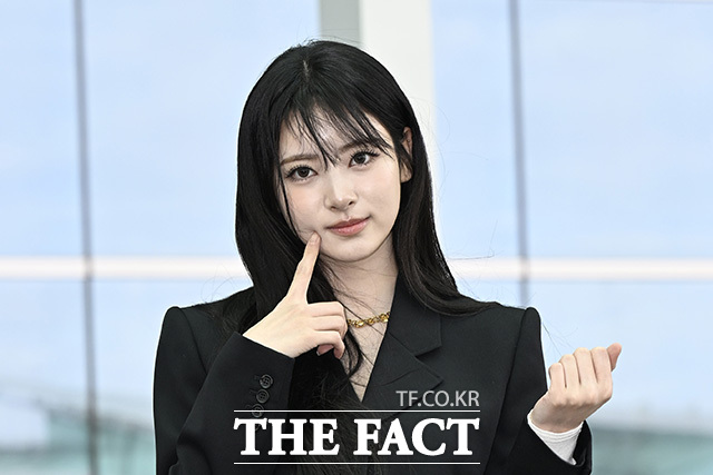 그룹 미야오의 안나가 3일 오전 해외 일정 참석을 위해 인천국제공항에서 프랑스 파리로 출국 중 포즈를 취하고 있다. /인천국제공항=송호영 기자