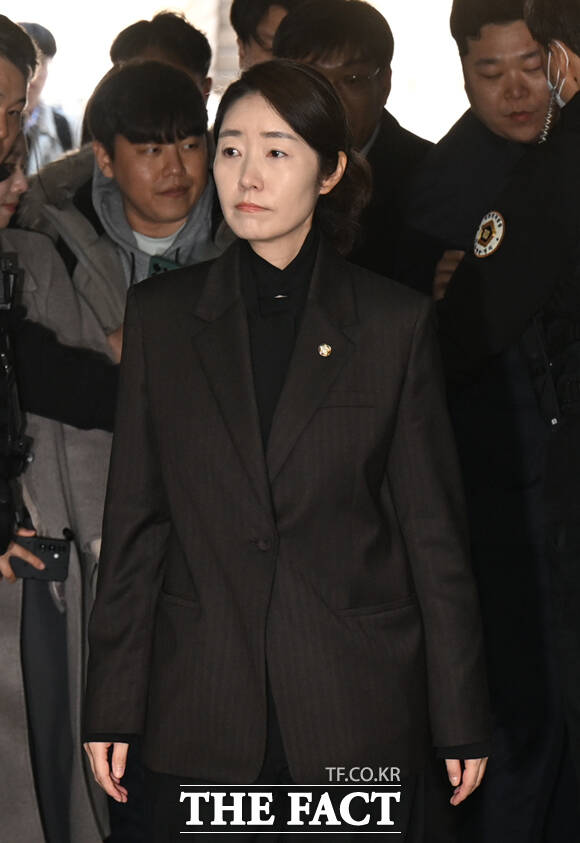 강선우 무소속 의원이 3일 서울 서초구 서울중앙지방법원에서 열린 구속 전 피의자 심문(영장실질심사)에 출석해 고개 숙여 사과하고 있다.